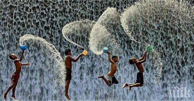 Тези деца не се нуждаят от скъпа техника, за да се забавляват. Те са невероятни! 