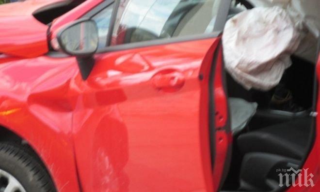 Две млади шофьорки се помляха в Пловдив (снимки)