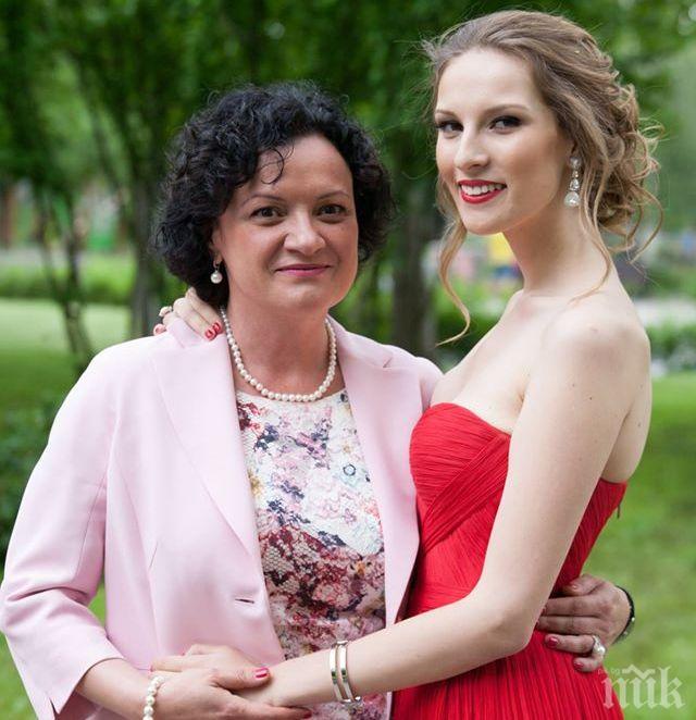 Министър Ивелина Василева изпрати абитуриентка