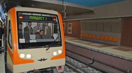 бутналият жената метрото чувал гласове музика