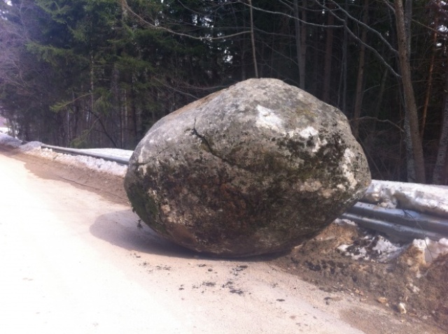 Скала едва не премаза кола