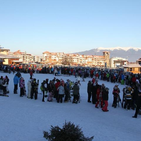 6000 скиори се редиха два часа за лифта в Банско