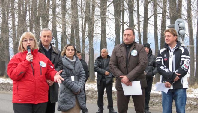 Цачева и компрометирана депутатка заглушават зелен протест