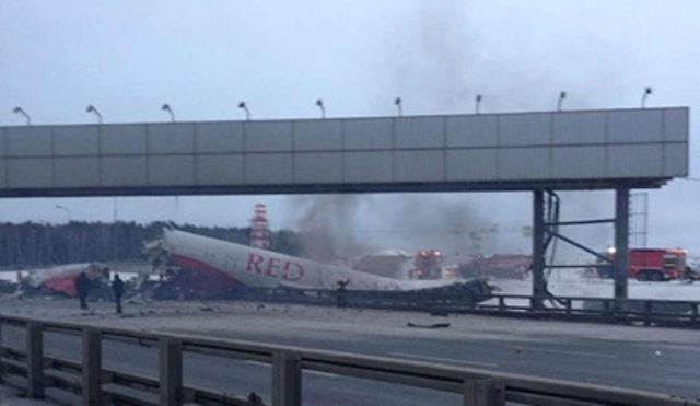 Пътнически самолет се разби в Москва! (видео) 