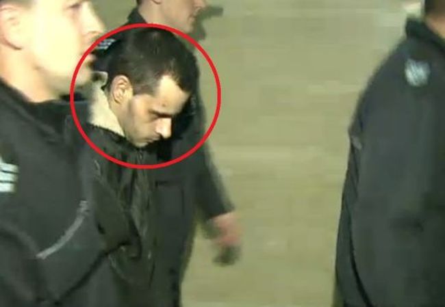 Вижте шизофреника, блъснал жена под влака на метрото