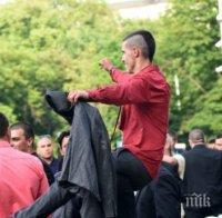 Куриоз! Абитуриент във Враца отиде на бал с летящо килимче (видео)