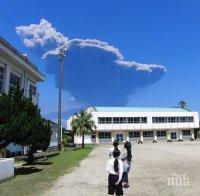 Евакуираха жителите на японския остров с изригналия вулкан 