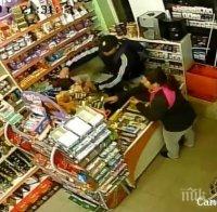 Крадец опря пистолет в главата на продавачка в София (видео и снимки)