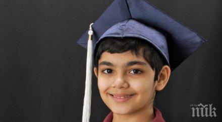 годишен завършва колеж три дипломи видео