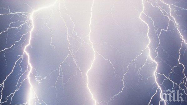 Ужас! Мълния удари 19 туристи на остров Крит