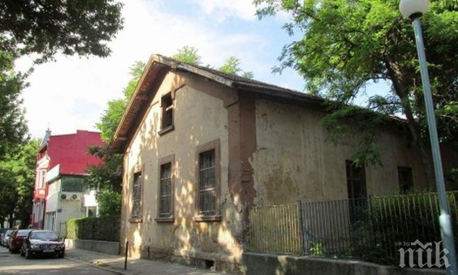 Опасна сграда в Пловдив с години чака становище от Министерството на културата