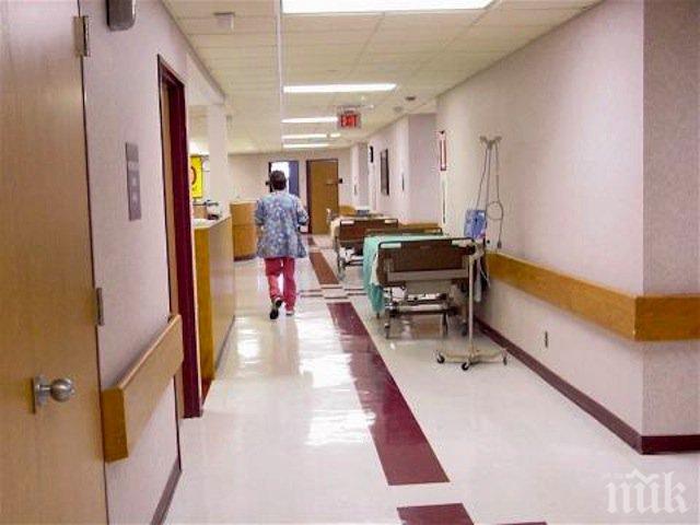 Болници прехвърлят два дни пациент с неясна диагноза