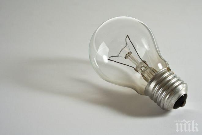 Лампа генерира електричество от силата на земното притегляне
