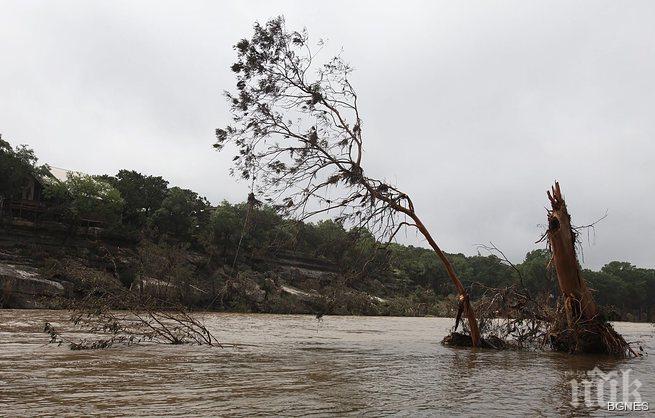 Жертвите на наводненията в САЩ вече са 23