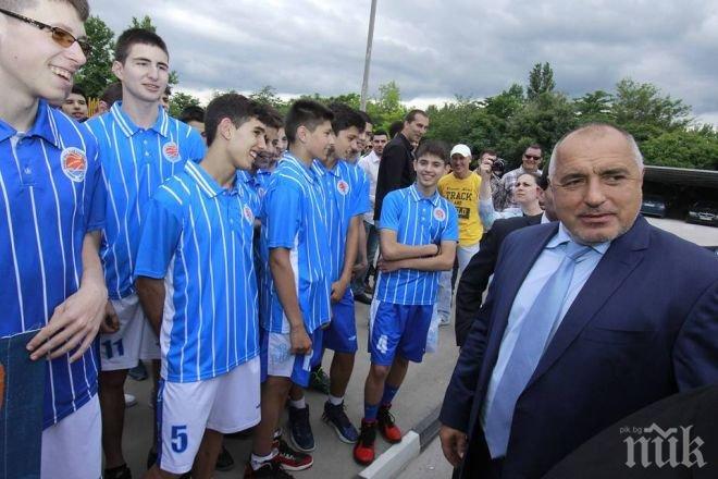 Бойко Борисов връчи чек за 500 000 лева на баскетболен клуб Черно море (снимки)