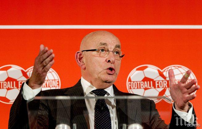 Ван Прааг продължава войната с Блатер