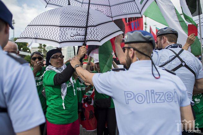 Жени с флага на Палестина спряха за кратко конгреса на ФИФА