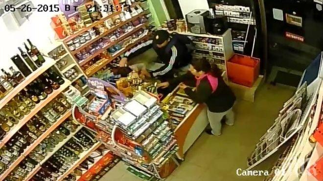 Крадец опря пистолет в главата на продавачка в София (видео и снимки)