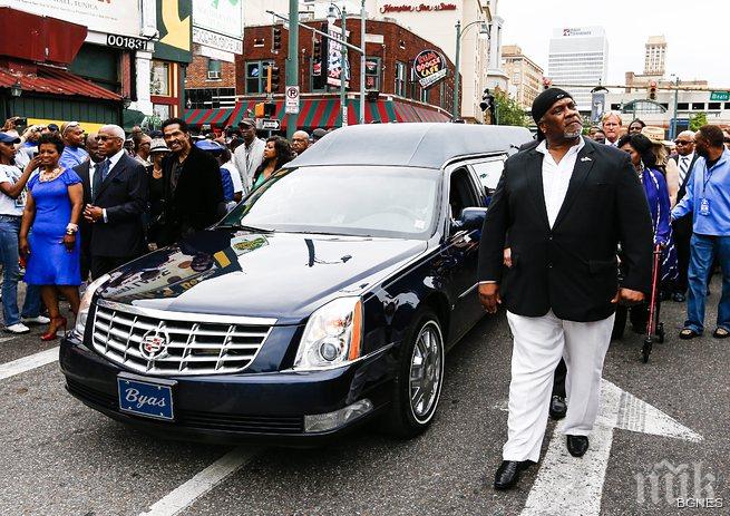 Почетоха блус легендата Би Би Кинг с процесия 