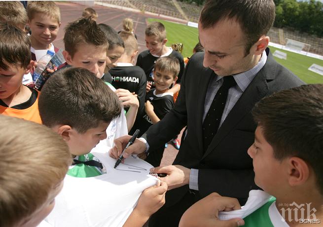 Бербатов награждава българския участник в световното по футбол за деца в Мароко