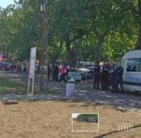 Екшън на Северния плаж в Бургас! Сини фенове мятат бомби, полиция ги пази да не се сбият с „Черно море“ (снимки)