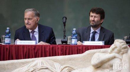 сащ върнаха италия откраднати артефакта