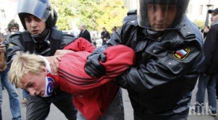 руската полиция разпръсна гей парад москва