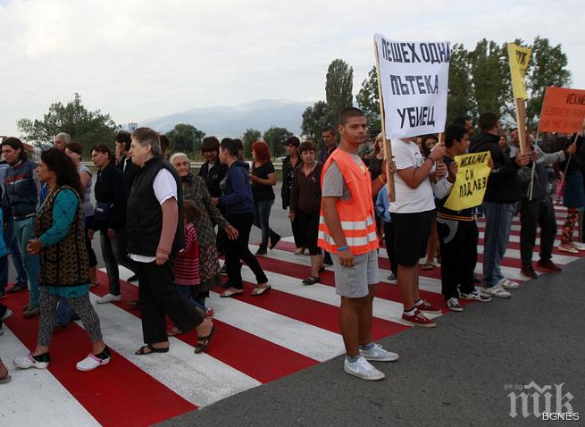 Десетки легнаха на паважа срещу войната по пътищата