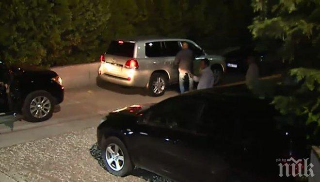 ЕКСКЛУЗИВНО! Вижте как Батков се качва на бронирания си джип и се измъква след синьото фиаско! Босът на Левски няма да говори и днес за резила!