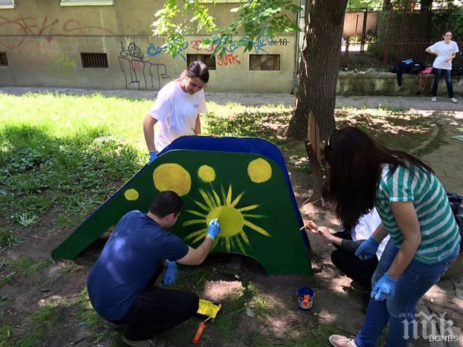 Младежкият ГЕРБ-София реновира детска площадка в район Лозенец