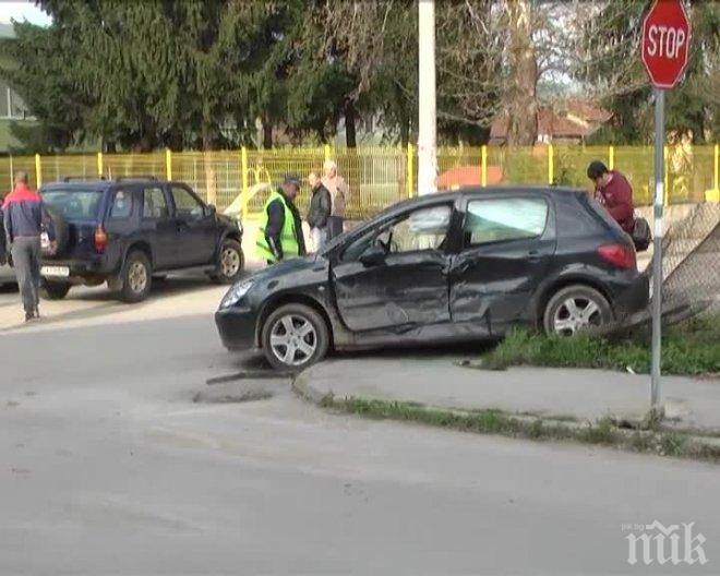Кошмар на пътя! Шофьор не спря на Стоп, помете кола, тя се удари в друга! 8-годишно момиченце пострада, джигитът избяга