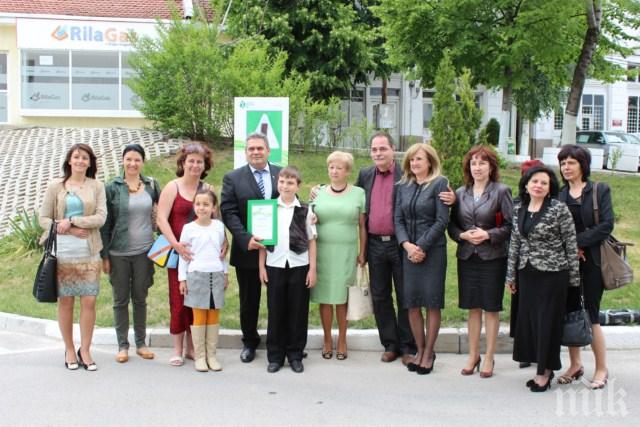 Радомир се окичи с табела „Зелена вселена“