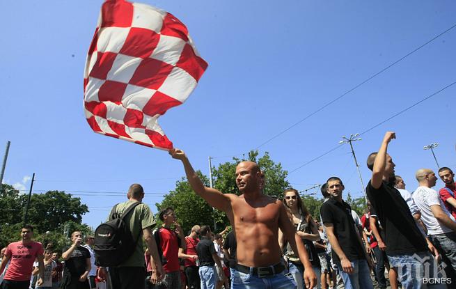 Фенове на ЦСКА се присъединяват към протеста в Гърмен