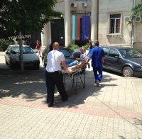Извънредно! Спасяват припаднал мъж в центъра на Враца
