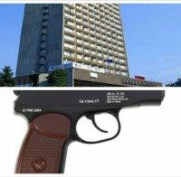 Екшън в центъра на Бургас! Мъж вилнее с пистолет в хотел 