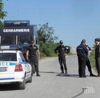 Площадът в Гърмен се пълни! Полиция пази подстъпите към селото, спряха 13 автобуса с футболни фенове