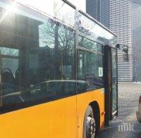 Само в ПИК! Кошмар в София: Шофьор на автобус 75 кара като пиян, влиза в насрещното и се качва по тротоарите, където се движат майки с деца