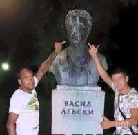 Гнусна гавра с паметника на Левски в Бургас! Мъже завряха среден пръст в лицето на Апостола (снимки)