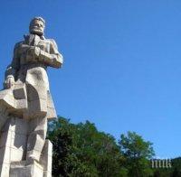 С вой на сирени в Казанлък почитат Деня на Ботев