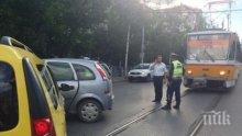 Такси и лек автомобил се сблъскаха в столицата, има ранени