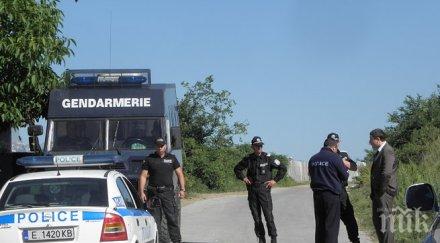 площадът гърмен пълни полиция пази подстъпите селото спряха автобуса футболни фенове