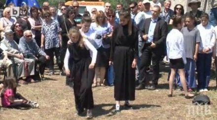 скандална пиеса взриви фейсбук деца измъчват опират пистолети челата свои връстници снимки