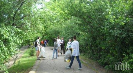 служители община казанлък включиха почистваща кампания