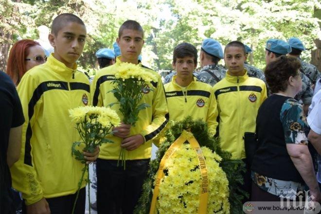 Шефове, футболисти и фенове на Ботев (Пд) почетоха паметта на Христо Ботев