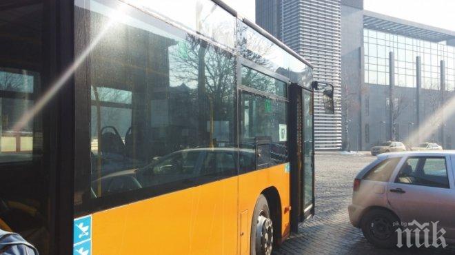 Само в ПИК! Кошмар в София: Шофьор на автобус 75 кара като пиян, влиза в насрещното и се качва по тротоарите, където се движат майки с деца