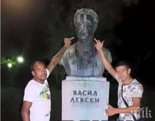 Гнусна гавра с паметника на Левски в Бургас! Мъже завряха среден пръст в лицето на Апостола (снимки)