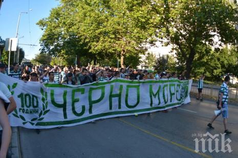 Привържениците на Черно море тръгнаха на шествие из града (снимки)