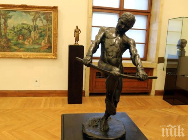 Квадрат 500е истински „Лувър”

 