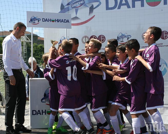 Димитър Бербатов връчи приза в Данониада 2015 на децата от Ботев (Пловдив)