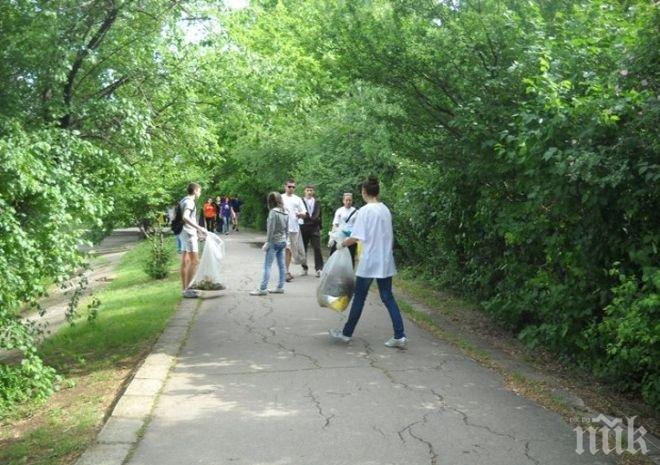 Служители от Община Казанлък се включиха в почистваща кампания